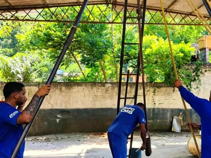 Três profissionais do Grupo CMG operando o martelo de cravação em obra coberta